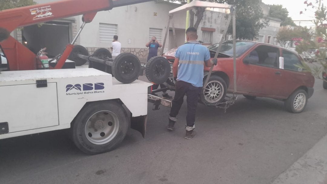 Iba alcoholizado, dobló en contramano y chocó varios autos estacionados