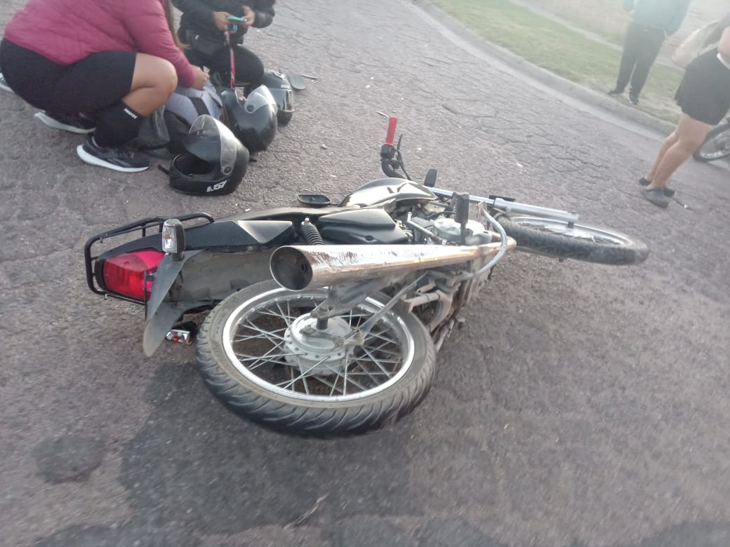 Una motociclista terminó en el hospital tras chocar contra una camioneta