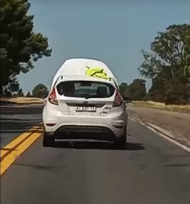 Con el capot levantado viajaba a 120 km por hora: la detuvieron en Monte Hermoso