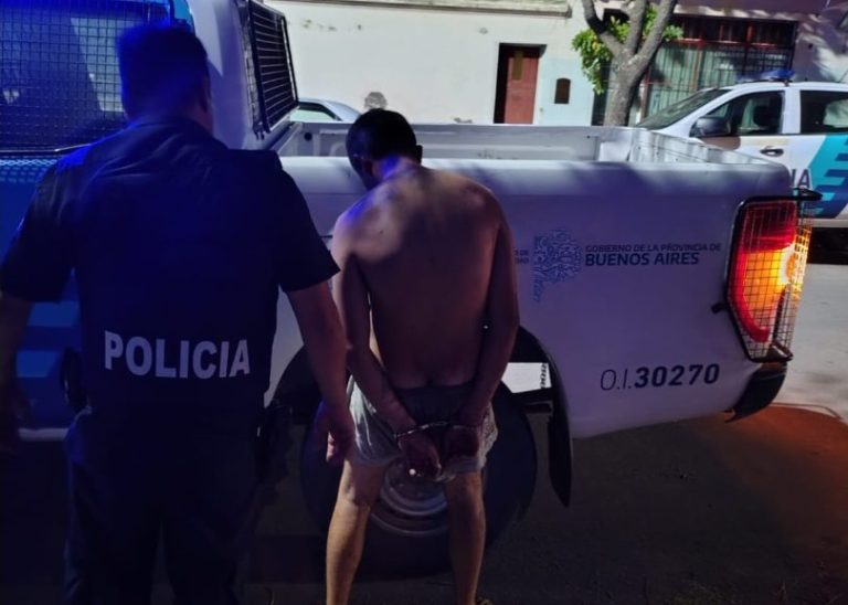 Detuvieron a un hombre que robó una moto y quiso escapar de la policía corriendo por los patios de las casas