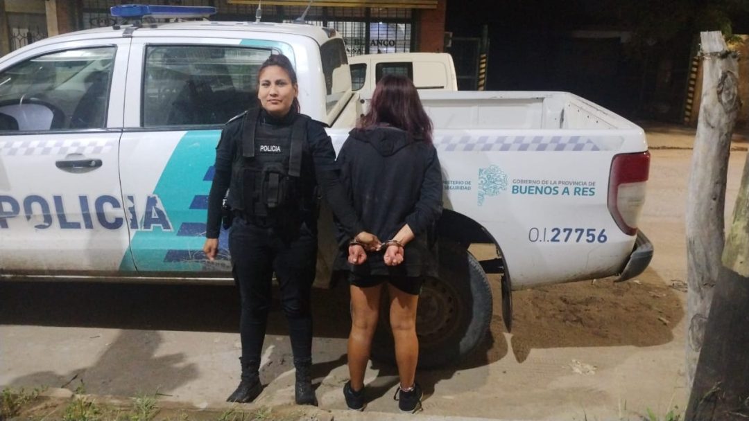 Tras una pelea con su pareja, apresaron a una mujer que portaba una cuchilla y tenía un frasco con marihuana