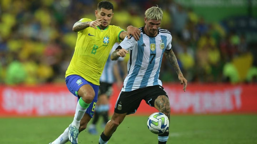 La Selección argentina enfrenta a Brasil a un paso de clasificar al Mundial 2026: hora, formaciones y TV
