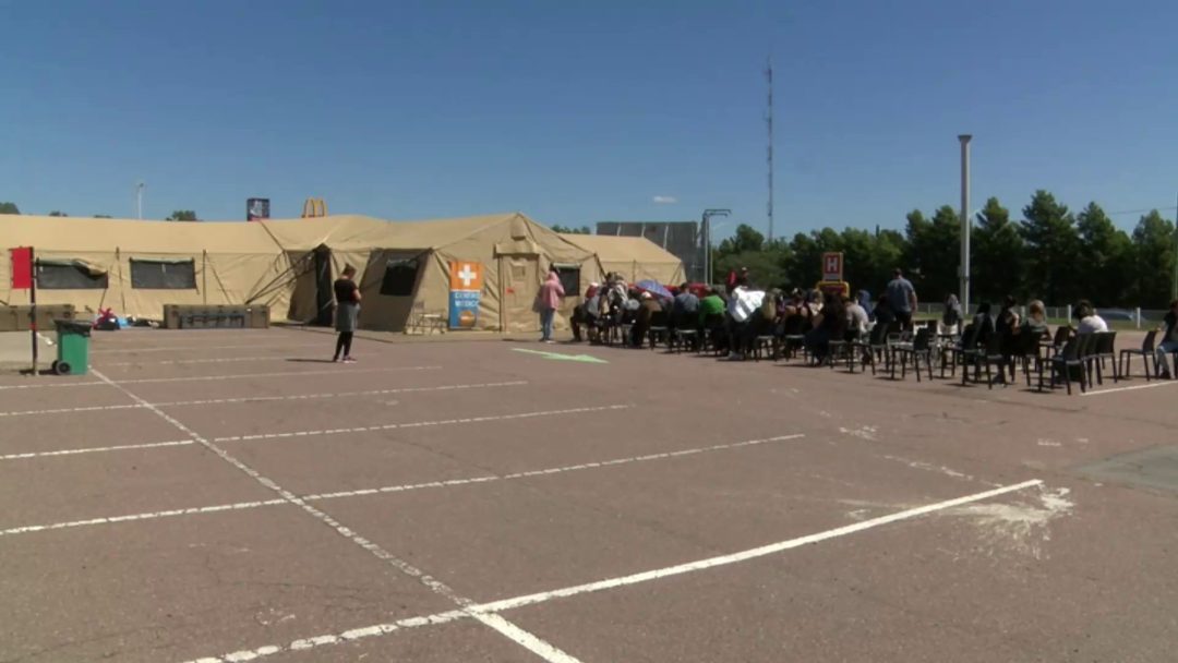 Hospital de campaña en el estacionamiento del shopping
