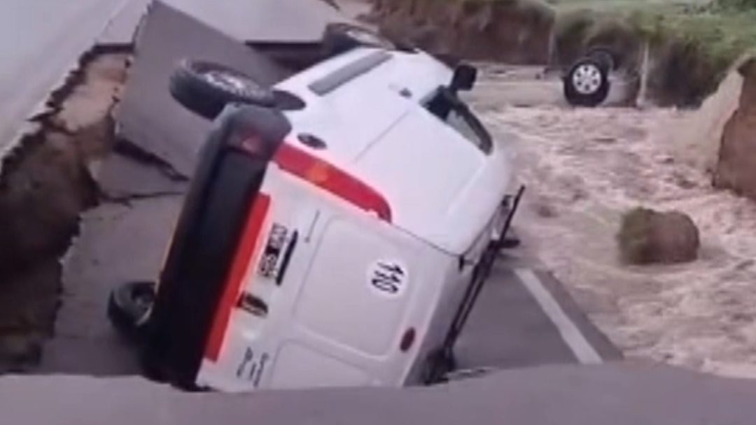 Se desmoronó Indiada y cayeron dos vehículos en un cráter