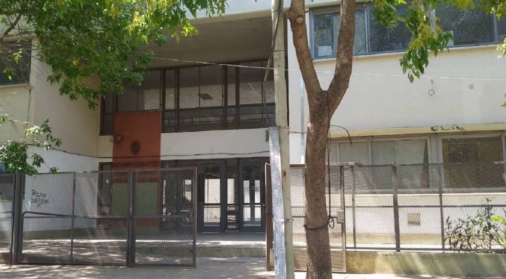 Una alumna llevó un arma y 150 municiones a una escuela de Varela: investigan si planeaba un tiroteo