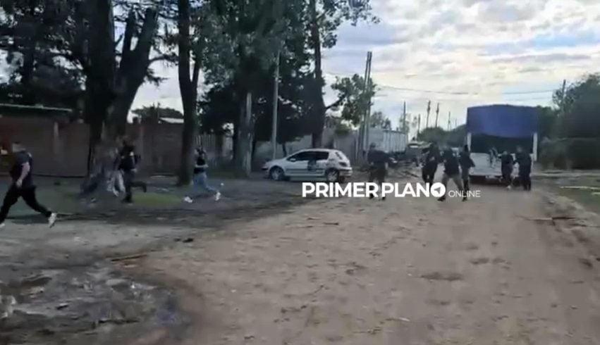 Video: escondidos en un camión de cargas, policías desbarataron dos bunkers narco en Merlo