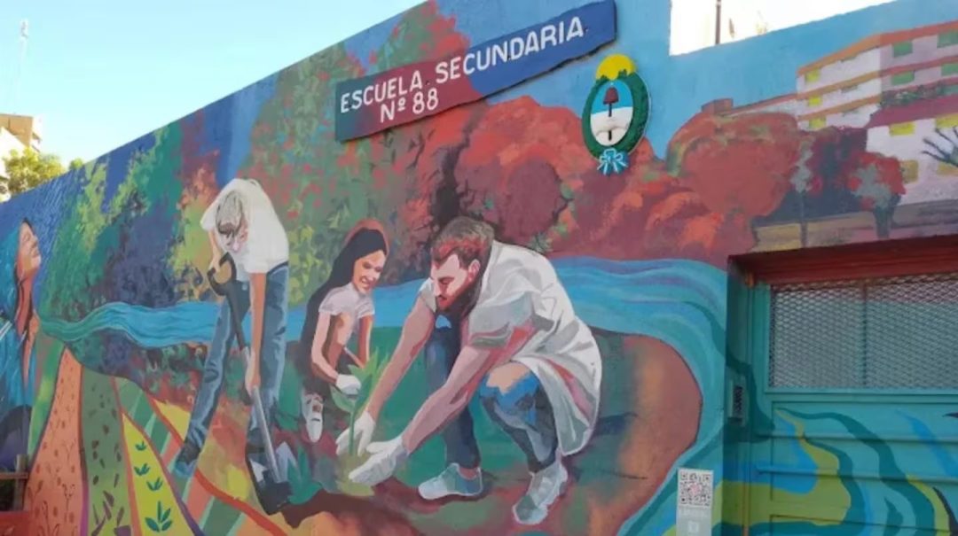 Drama en un colegio de Villa Elisa: un nene de 12 años amenazó a un compañero con un arma de juguete