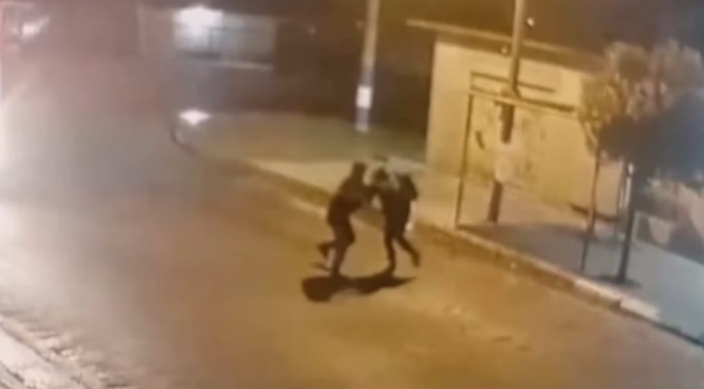 Video: le robaron el celular mientras esperaba el colectivo y se agarró a piñas con el delincuente