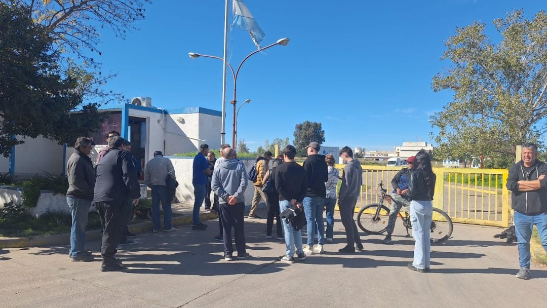 Vecinos reclaman frente a ABSA: “Estamos corriendo riesgo de vida y nadie nos escucha”