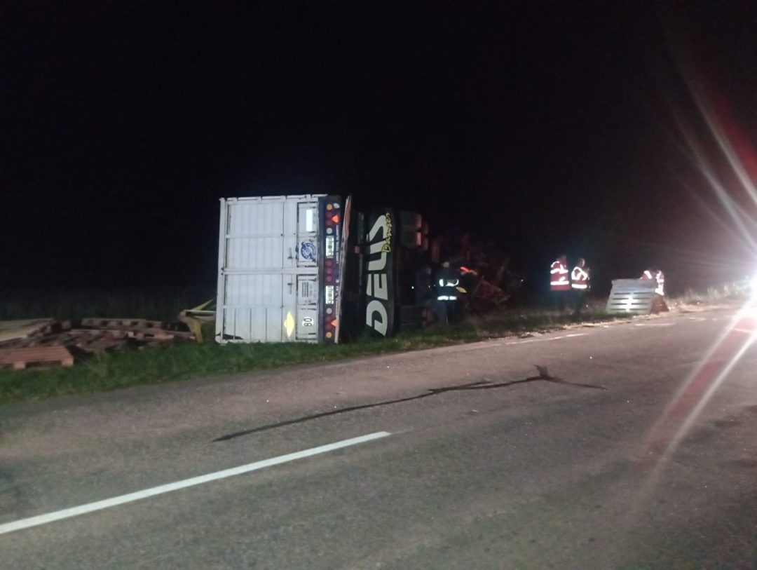 Perdió el control del camión y terminó volcando en la Ruta 51