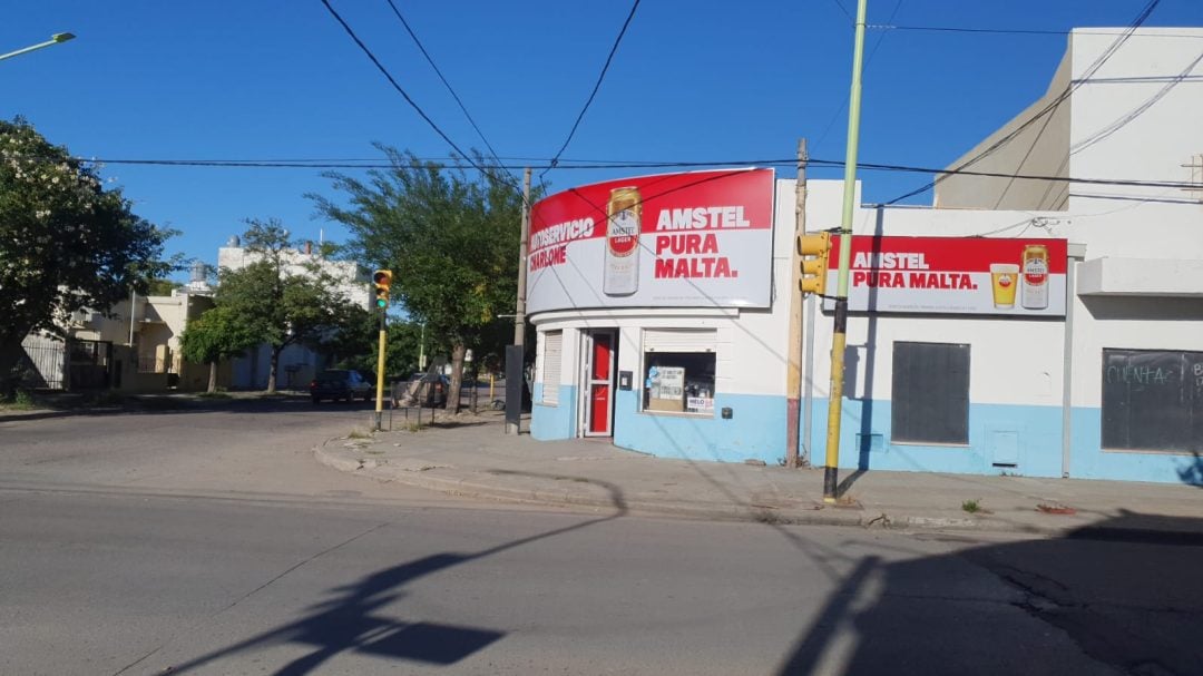 Violento asalto en un autoservicio de Charlone y Sixto Laspiur