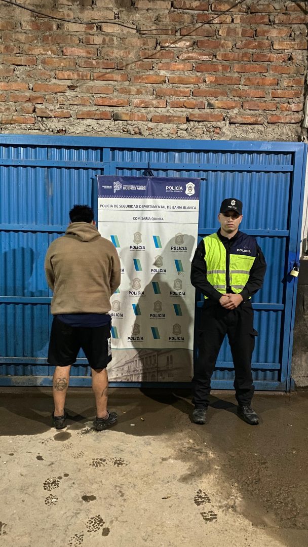 Un hombre fue detenido por atacar a piedrazos la puerta de la casa de su primo