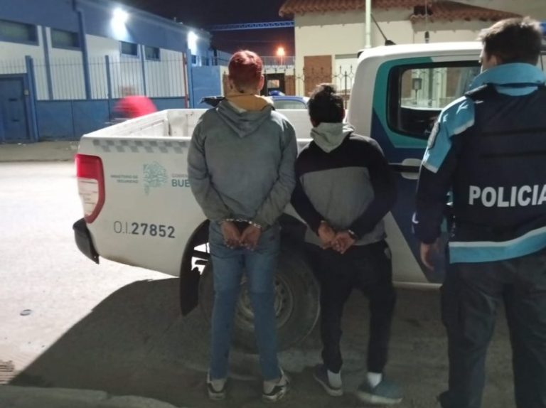 Cortaron la luz de una casa para poder robar: dos delincuentes fueron detenidos cuando intentaban escapar