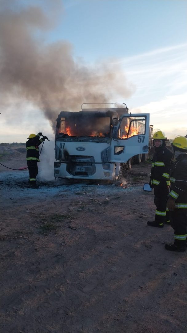 Un camión volcador tocó una línea media tensión y dejó sin luz a parte de la ciudad