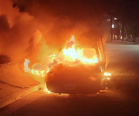 Un incendio destruyó una camioneta en el barrio Noroeste