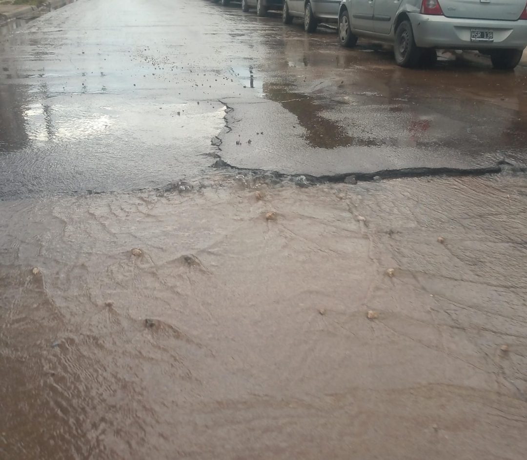 Pérdida de agua en Villa Mitre genera inconvenientes en el tránsito, y mañana corte de suministro