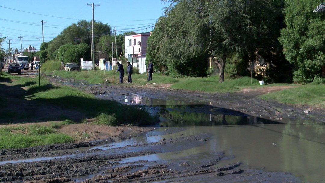 Desborde cloacal y abandono: el drama cotidiano de los vecinos del barrio 5 de Abril