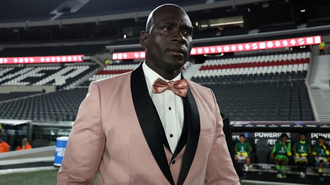 Memes: las reacciones al extravagante look de Segundo Castillo, el DT de Barcelona de Ecuador, ante River