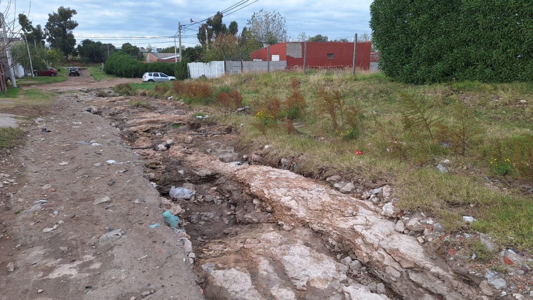 Socavón en Altos del Pinar: “La tierra se afloja cada vez que llueve. Es un peligro”