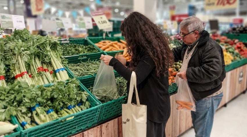 Luis Caputo celebró una baja semanal en los precios de los alimentos: “Es para lo que nos votaron”