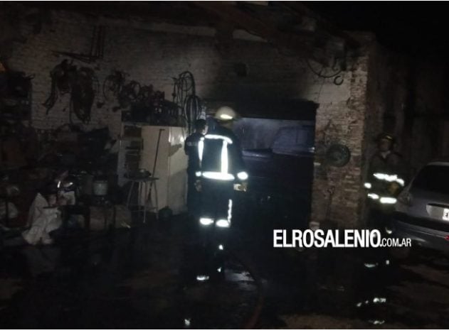 Fuego en un taller mecánico