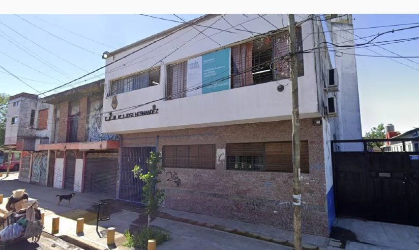 Un hombre le dio una patada en la cabeza a un alumno de 13 años que se había peleado con su hijo en la escuela