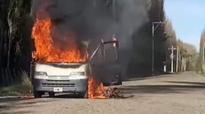 Un hombre murió electrocutado y calcinado tras tocar con su camioneta un cable de alta tensión en el asfalto