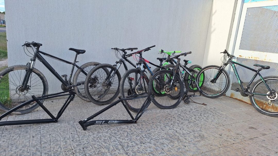 Fueron por una moto robada y encuentran seis bicicletas escondidas