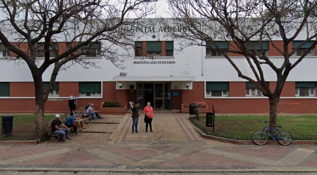 Un ladrón rompió el vidrio de un patrullero para escapar, pero se lastimó y murió desangrado