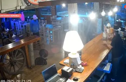 LLEVÓ ESCOPETA A UN BAR.mp4_snapshot_00.13.572