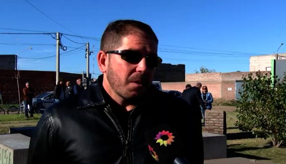 No llegó a conocer a su padre que murió en el Crucero General Belgrano y hoy inauguró una plaza en su homenaje: “Todos cargamos una mochilita, pero hay que saber llevarla”