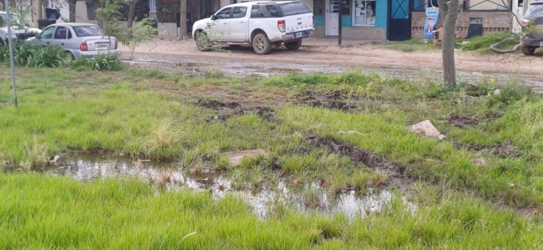 Vecinos de 17 de Mayo denuncian que una pérdida en la Base Espora inunda el barrio: “ABSA dice que no puede entrar sin permiso y la base dice que ABSA no viene. Así estamos hace cuatro meses”
