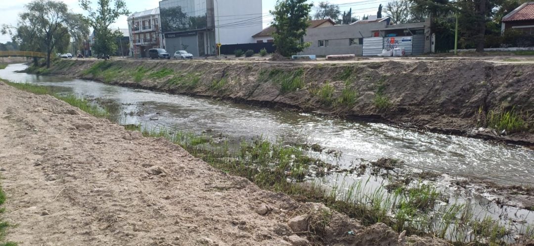 Así corre el agua en el arroyo Napostá después de los trabajos de limpieza