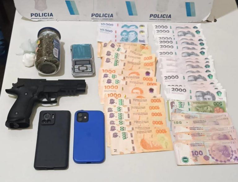 Detienen a dos jóvenes con cocaína, marihuana y réplica de arma tras un “pasa mano” en pleno centro