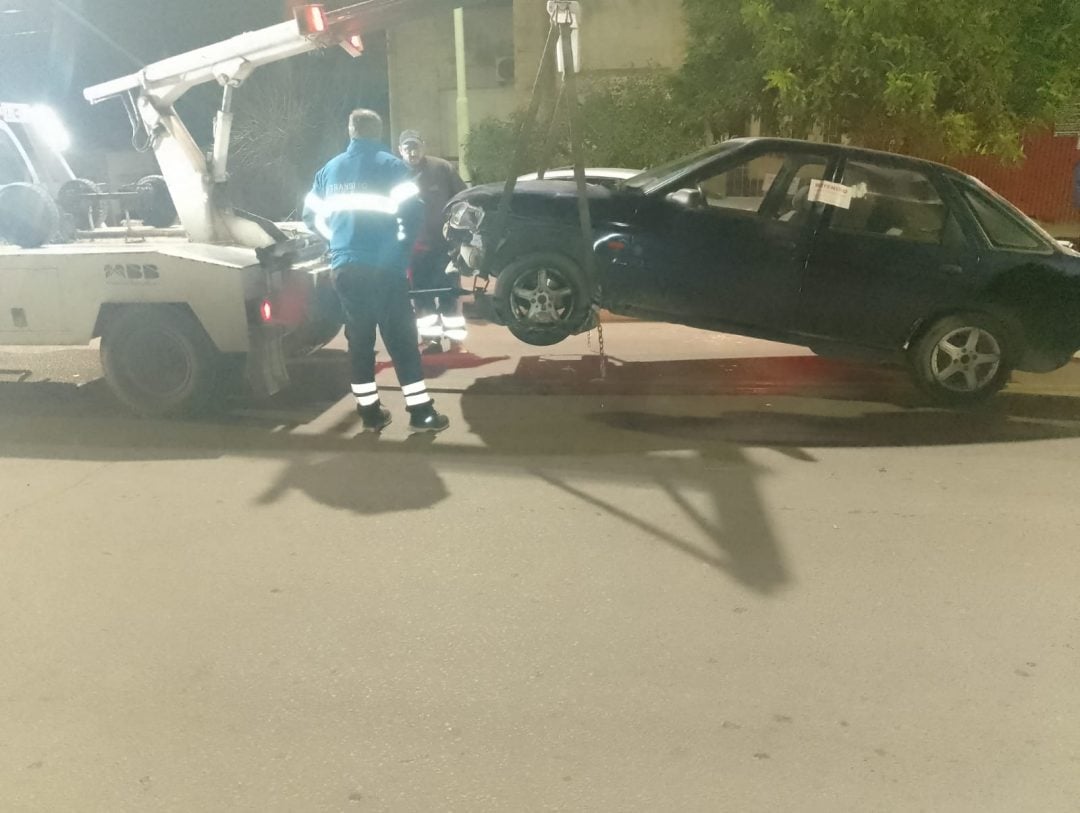 Cruzaban semáforos en rojo y terminaron con el auto secuestrado