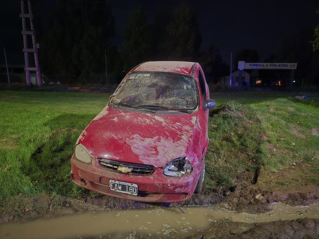 Los chocaron de atrás y terminaron en un zanjón