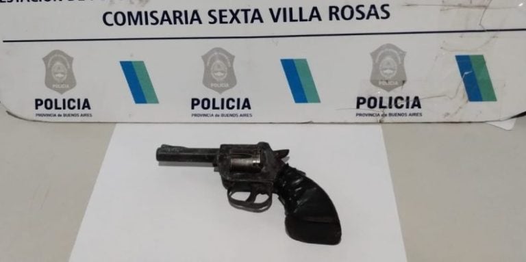 Cayó con un revólver en la cintura en plena madrugada: lo atraparon tras una denuncia por una discusión