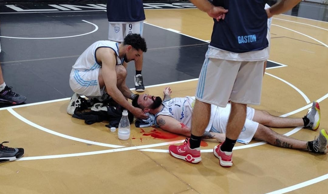 Brutal ataque en un partido de básquet amateur: un jugador quedó inconciente