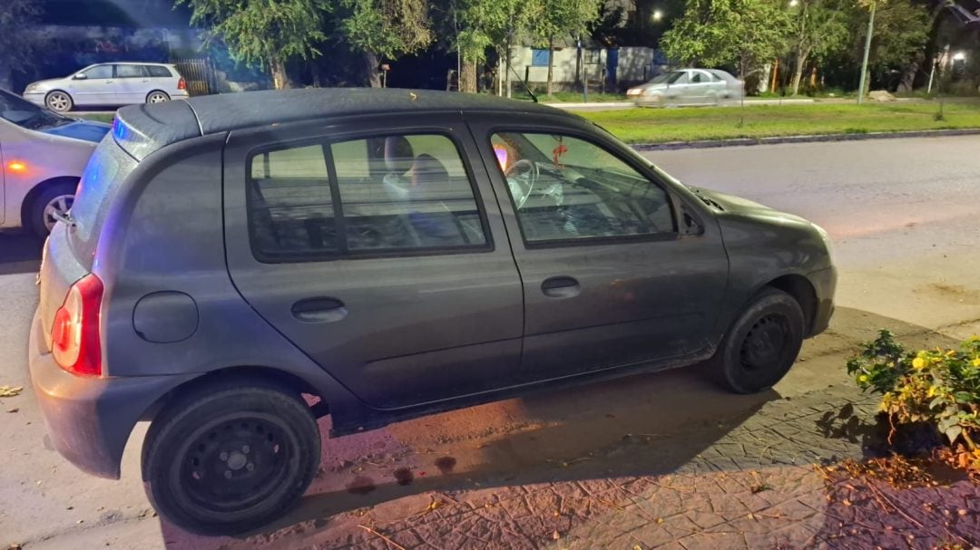 Rompió un espejo de un auto, se lo llevó y fue detenido a pocas cuadras