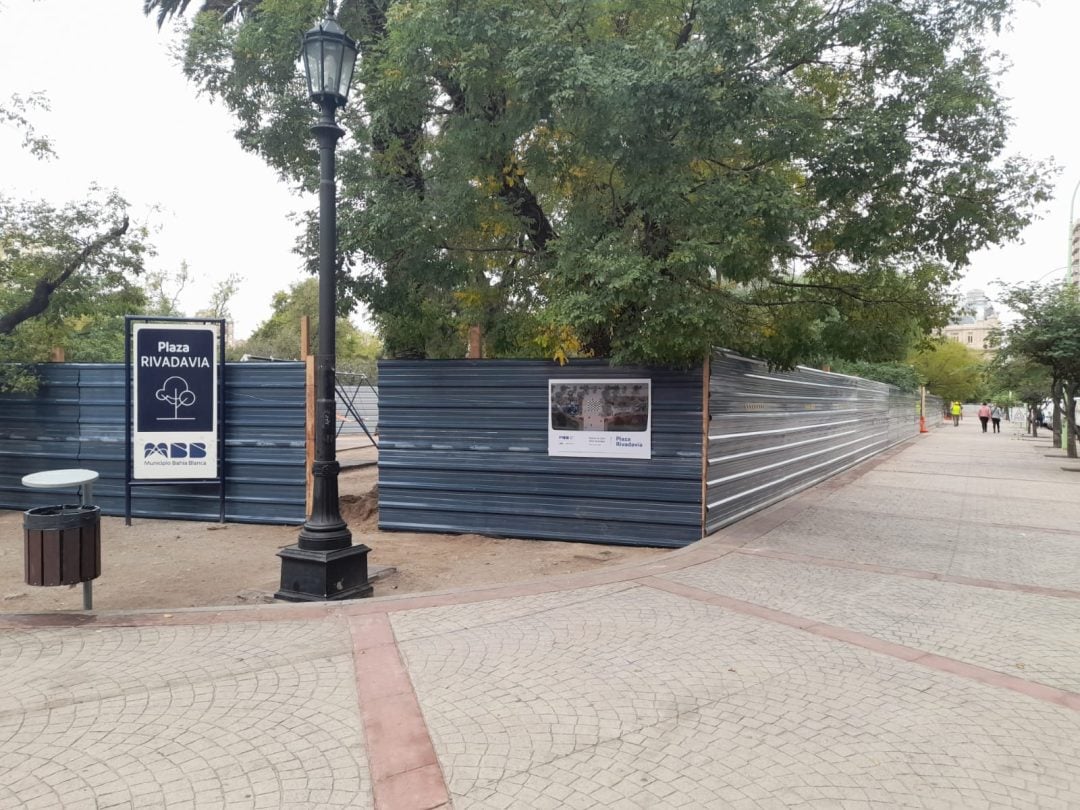 Renuevan la zona de juegos de Plaza Rivadavia: nuevos juegos, pisos de goma y mobiliario urbano