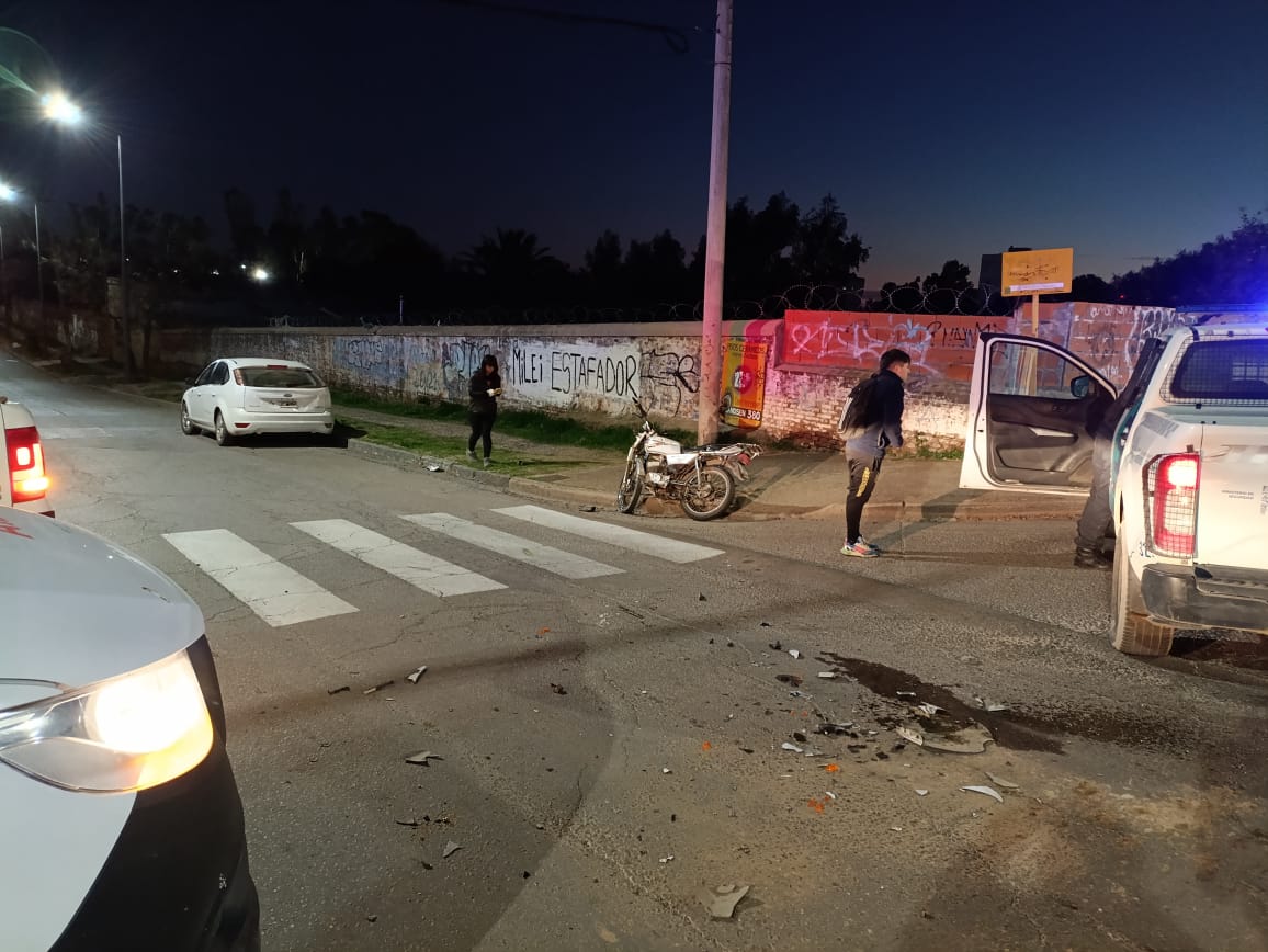 Un motociclista herido tras chocar con un auto en Brickman y Colón