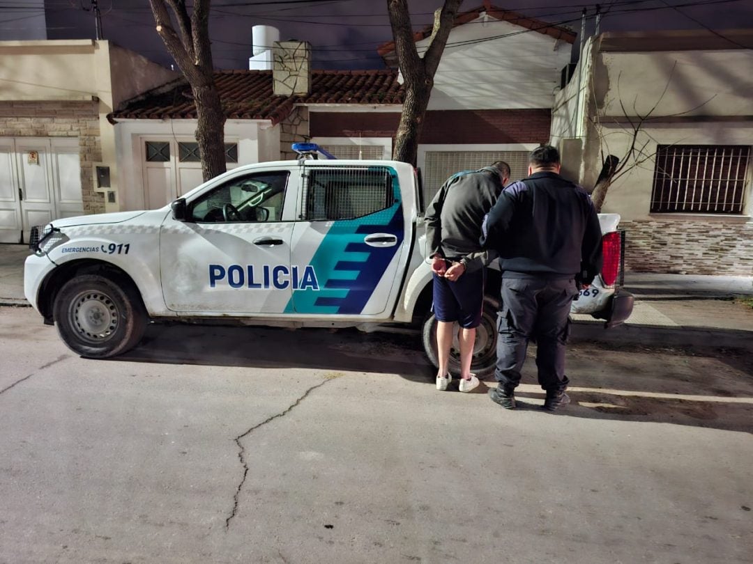 No tenía los papeles de la moto, intentó escapar, agredió a la policía y lo detuvieron