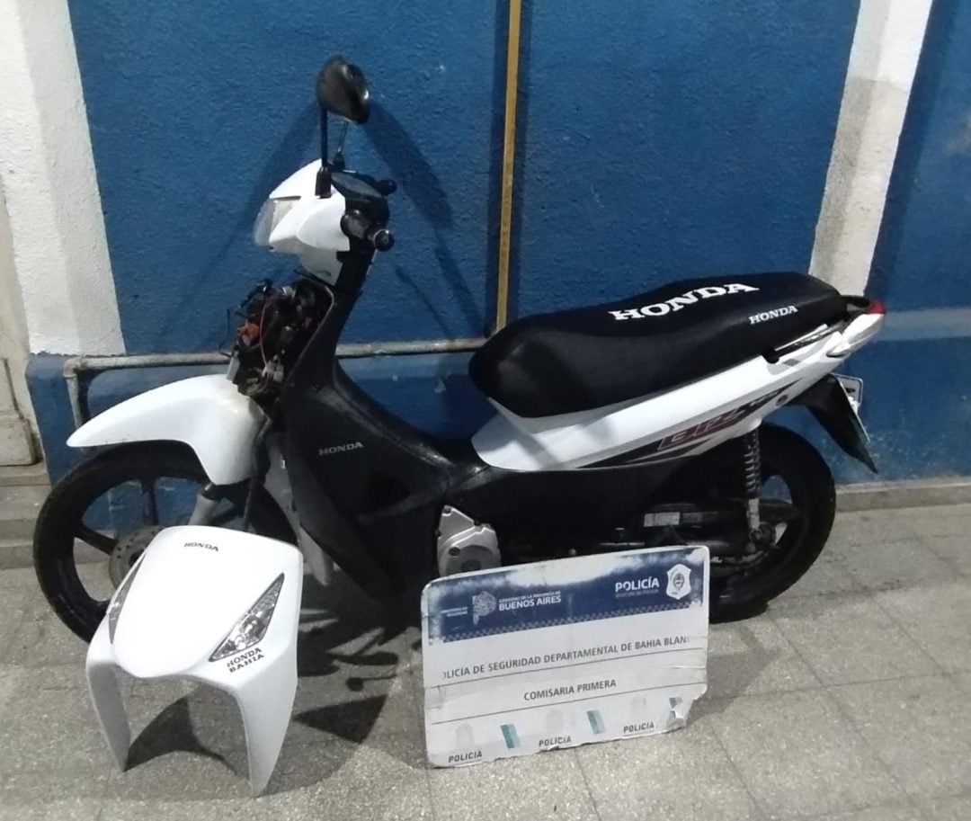 Robaron una moto, los vieron por las cámaras de seguridad y los detuvieron