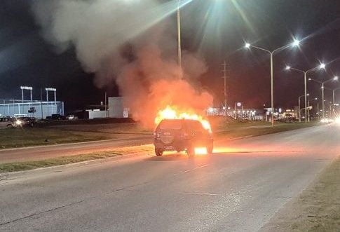 Se le prendió fuego el auto cuando circulaba por avenida Cabrera