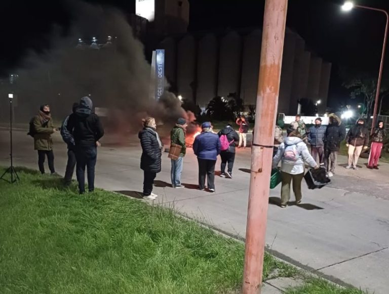 Vecinos de Ingeniero White acampan en el ingreso al puerto por demoras en el pago de subsidios
