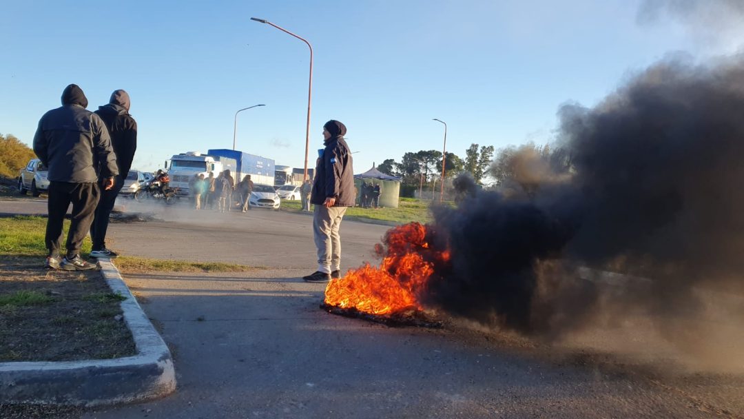 Vecinos de Ingeniero White acampan en el ingreso al puerto por demoras en el pago de subsidios