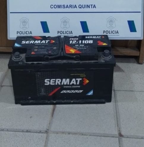 Dos detenidos cuando intentaban escapar con una batería robada y un cuchillo: uno de ellos es menor de edad y ya fue restituido a sus padres