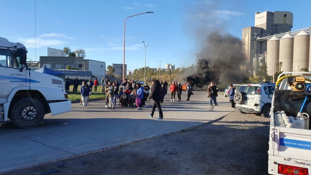 Segundo día de protesta en el acceso al puerto de Ingeniero White: vecinos reclaman subsidios y obras urgentes