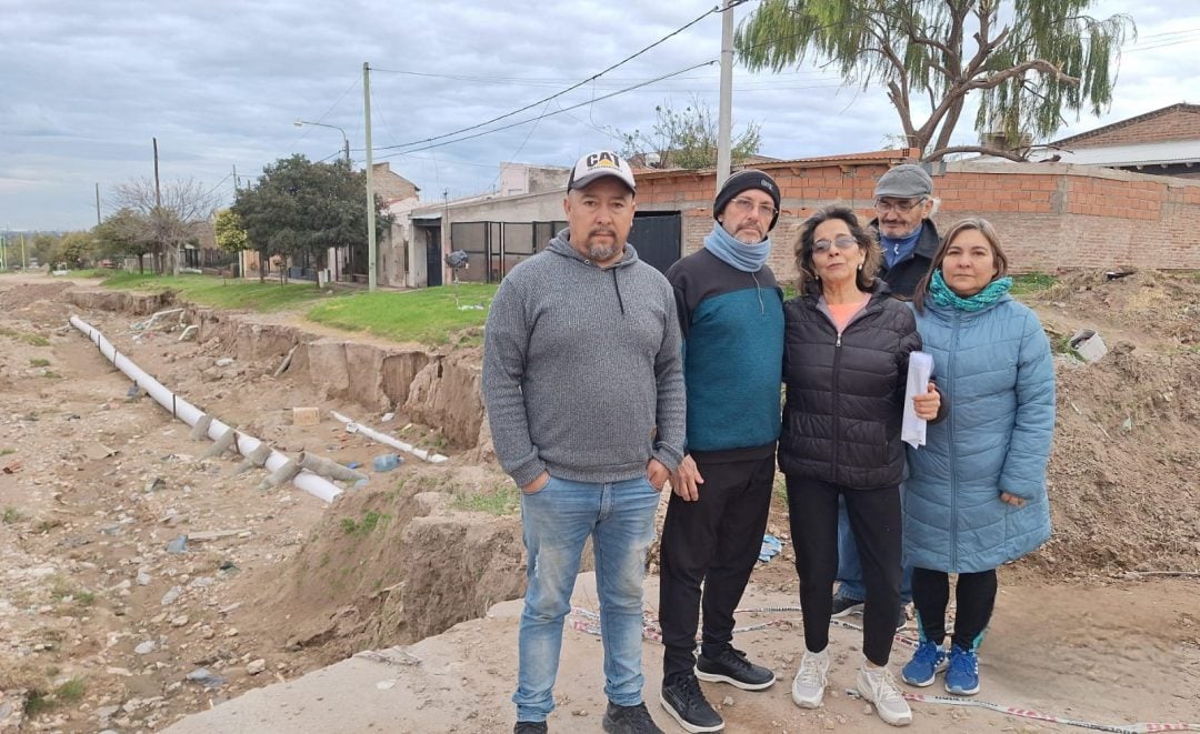 Vecinos reclaman por un socavón de 2 metros de profundidad en la puerta de sus casas
