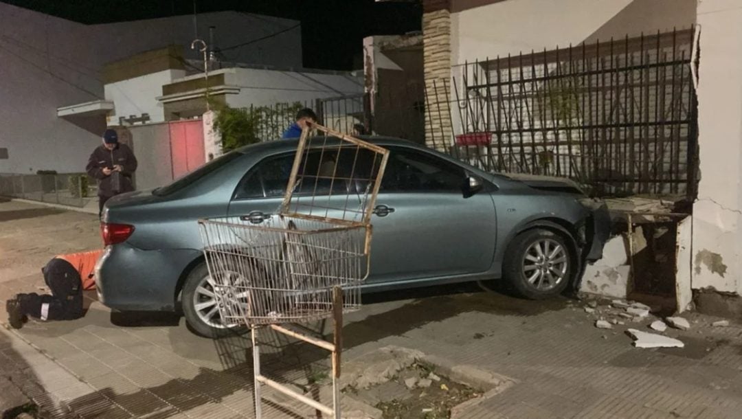 Buscan al conductor de un auto que chocó una casa y escapó